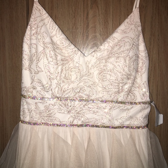 A light pink formal dress - Picture 4 of 4